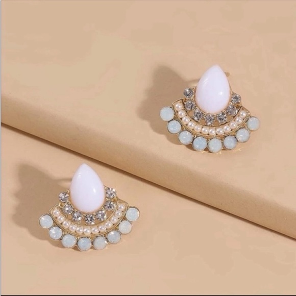 🆕 art deco embellished fan style stud earrings - Picture 4 of 4